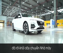 Tự tin vào nhà máy sản xuất ô tô hiện đại bậc nhất thế giới, VinFast cho khách hàng nhận xe ngay tại dây chuyền