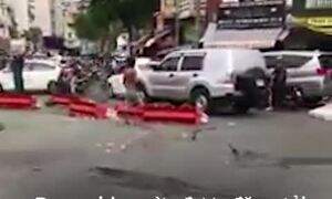 Người đàn ông phá dỡ thanh chắn bùng binh, gây náo loạn giao thông ở TP.HCM