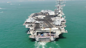 Video: Choáng ngợp với tàu sân bay được ví như 'thành phố nổi' của Mỹ đang hoạt động ở Biển Đông