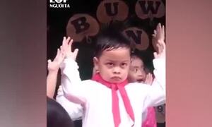 Cười nghiêng ngả với cậu bé có biểu cảm cực 'gắt' khi diễn văn nghệ ở trường