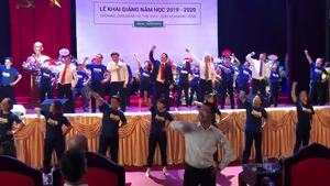 Tiết mục nhảy Flashmob 'Thanh Xuân của chúng ta' của thầy cô Đại học Quốc gia Hà Nội gây sốt mạng