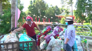 Đổi rác thải nguy hại lấy sách vở cho học sinh ở Đồng Nai