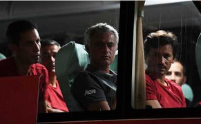 Thầy trò HLV Mourinho buồn rầu rời Trung Quốc