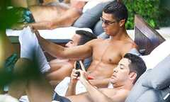 Chán gái đẹp, Ronaldo khoe thân hình săn chắc bên bạn trai