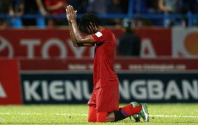 Cầu thủ Hải Phòng xin lỗi vì 'vái sống' trọng tài