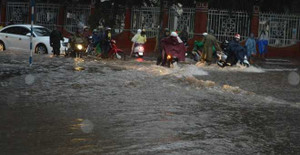 Mưa lớn cuốn trôi xe máy đang chạy