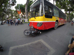 Hà Nội: Xe buýt gây tai nạn liên hoàn trên phố Hàng Khay