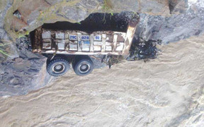 Máy thi công thủy điện bị lũ cuốn tan tác, phát hiện nhiều phần thi thể