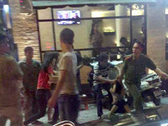 Người phụ nữ bán hàng rong bị kéo lê trên đường: Thiếu úy công an trong clip nói gì?