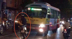 Nam thanh niên chặn đầu xe buýt chạy lấn tuyến xôn xao dân mạng