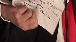 Hé lộ nội dung mảnh giấy Trump tức giận xé bỏ sau tranh luận