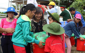 Gia đình Đại tướng Võ Nguyên Giáp cứu trợ đồng bào bị lũ cô lập