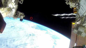 UFO xuất hiện trong video trực tiếp từ trạm vũ trụ quốc tế ISS