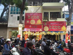 Sau giờ làm, dân công sở chen chân đi mua vàng ngày vía Thần Tài