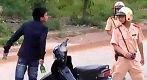 Bị yêu cầu dừng xe kiểm tra, 'ma men' tát, dọa giết CSGT
