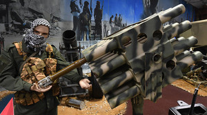 Video: 'Triển lãm' vũ khí tự chế của IS