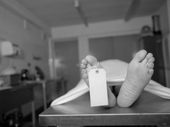 Thanh niên còn thở trong quan tài dù bác sĩ tuyên bố tử vong