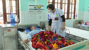 Đang uống rượu, 7 người gục tại bàn