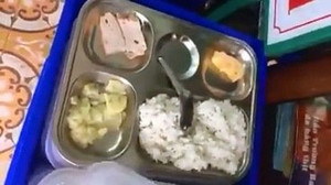 Thăm con giữa trưa, phụ huynh phẫn nộ khi phát hiện suất ăn quá đạm bạc