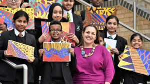 Cô giáo giao tiếp 35 thứ tiếng là 'giáo viên giỏi nhất thế giới' 2018