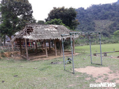 Xót xa lớp học rách nát sau mưa lũ của trẻ em Thanh Hóa, hết năm học vẫn tả tơi