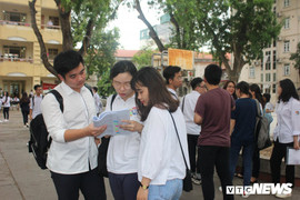 Hà Nội: Thí sinh có mặt từ sớm để dự thi buổi đầu tiên THPT Quốc gia 2018