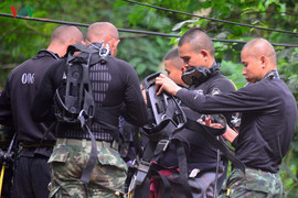 Cận cảnh biệt đội SEAL giải cứu đội bóng trong hang động tại Thái Lan