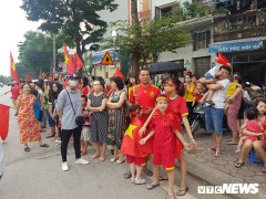 Hàng ngàn người đổ về sân Mỹ Đình, giá trông xe máy 50 nghìn đồng