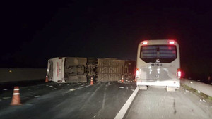 Xe khách tự lật trên cao tốc Hà Nội - Hải Phòng, nhiều người nhập viện