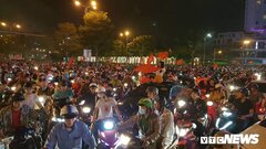 Cổ động viên cả nước đổ ra đường mừng Việt Nam vào chung kết AFF Cup 2018