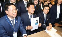 Chính trường Thái 'địa chấn' với những can dự bất ngờ từ hoàng gia