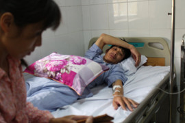 Tài xế taxi bị lái xe Mercedes đánh phun máu xin chuyển sang Bệnh viện Việt Đức