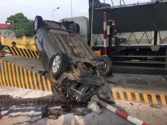 Tông thẳng vào trạm BOT, ô tô lộn vòng lật ngửa như phim