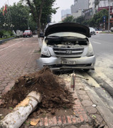 Ô tô lao lên vỉa hè đâm bật gốc cây, đầu xe bùng cháy giữa phố Hà Nội