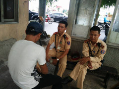 CSGT cứu thanh niên quẫn trí nhảy cầu tự tử do thua cá độ bóng đá