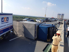 Xe tải lật ngửa chắn ngang cầu Nhật Tân, giao thông ùn tắc kéo dài