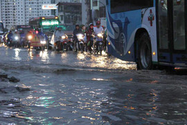 Ảnh: Phố Hà Nội thành sông sau mưa lớn kéo dài