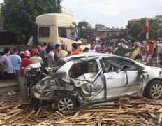 Ô tô bị tàu hỏa tông văng ở Nam Định, 4 người thương vong