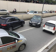 Xe Mercedes biển ngũ quý nghênh ngang đi ngược chiều trong hầm Kim Liên, Hà Nội