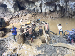 Sập mỏ ở Hòa Bình, 2 người mắc kẹt: Bắt giữ chủ bãi khai thác vàng