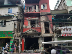 Sau tiếng nổ, lửa bùng phát thiêu rụi quán cà phê ở Hà Nội: Người nhà bắc thang sang hàng xóm thoát thân