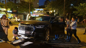 Audi Q5 chạy lùi vùn vụt gây tai nạn liên hoàn: Xác định danh tính tài xế