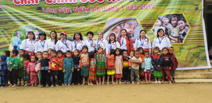 Đông ấm áp với trẻ em vùng cao Mộc Châu, Sơn La