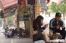 Ảnh: Hàng quán mở xuyên Tết, dân Thủ đô thảnh thơi ngồi cà phê, trà đá vỉa hè sáng mùng 1