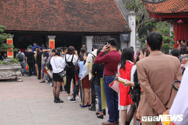 Ảnh: Hàng nghìn người đổ về Văn Miếu, xếp hàng dài xin chữ ngày đầu năm Kỷ Hợi