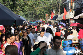 Ảnh: Biển người đội nắng, chen chân đến Phủ Tây Hồ làm lễ đầu năm