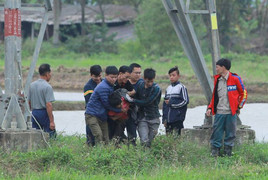 Ảnh: 36h giải cứu kẻ 'ngáo đá' vắt vẻo cột điện cao thế 44m