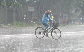 Bắc Bộ mưa dông, Nam Bộ tiếp tục nắng nóng