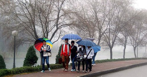 Thời tiết ngày cuối tuần: Miền Bắc mưa lạnh, miền Nam nắng nóng 34 độ C