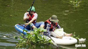 Muốn bơi thuyền vớt rác trên sông rạch phải xin phép